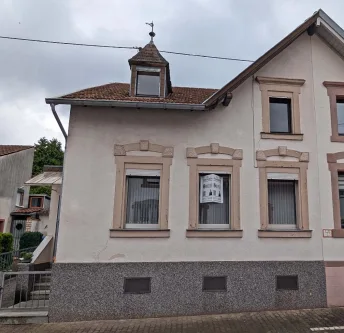 Frontansicht - Haus kaufen in Merzig - gemütliche Doppelhaushälfte mit Garten in zentraler Lage von Merzig