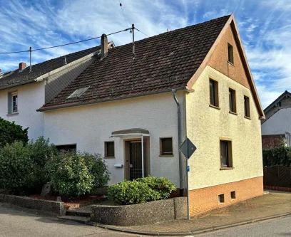 Frontansicht - Haus kaufen in Losheim - Gemütliches Häuschen in Losheim-Bergen