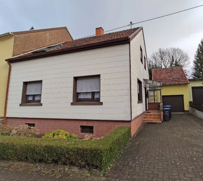 Frontansicht - Haus mieten in Merzig - Schnuckeliges Häuschen mit Garten, Einbauküche und großer Garage in Hilbringen