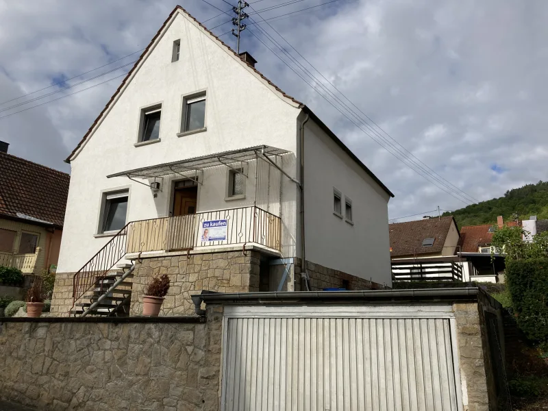 Ansicht mit Garage