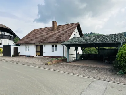 Front - Haus kaufen in Lohnweiler - Wohnen auf einer Ebene mit Garage, Doppelcarport und Garten