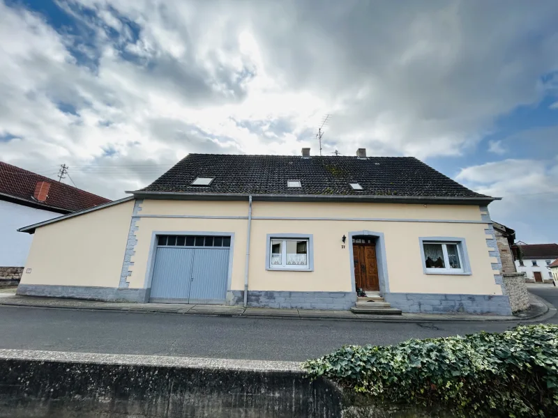 Ansicht - Haus kaufen in Odenbach - Gemütliches, freistehendes Einfamilienhaus mit Nebengebäuden und Garten