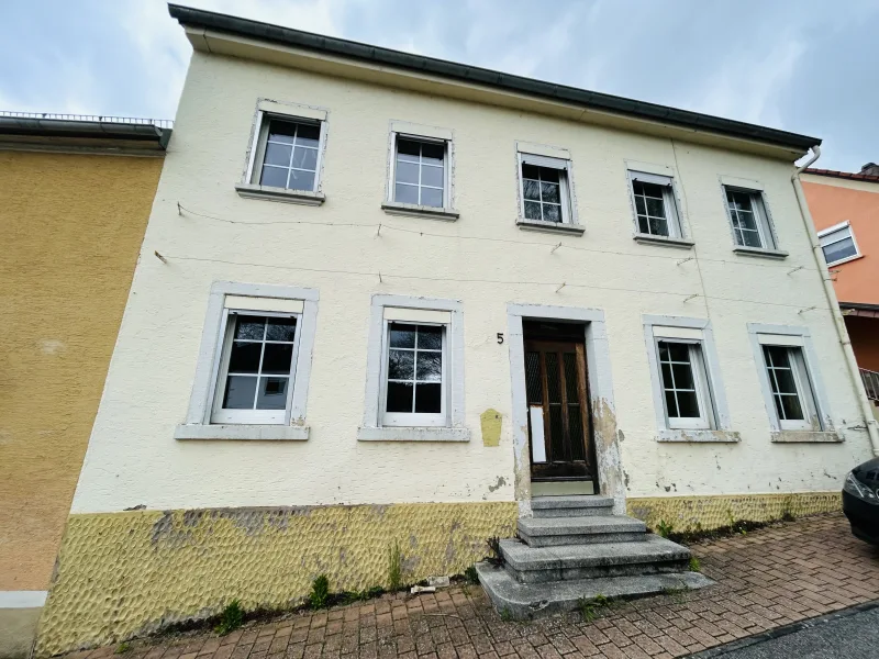 Front - Haus kaufen in Odenbach - Freistehendes sanierungsbedürftiges Einfamilienhaus mit Garage und Garten