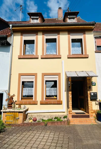 Front - Haus kaufen in Desloch - Einfamilienhaus mit Nebengebäude und großem Grundstück in Desloch