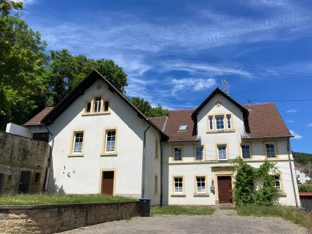 Ansicht - Haus kaufen in Grumbach - Historisches Gemeindehaus mit Charme – Einzigartige Immobilie in Grumbach.