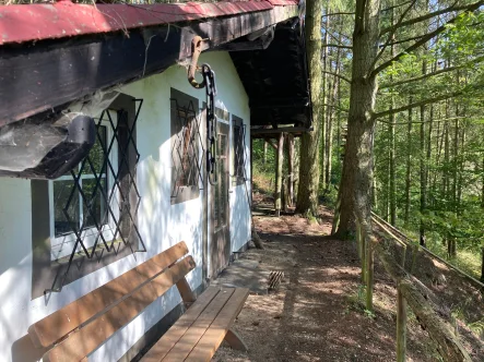 Eingang - Haus kaufen in Adenbach - Ehemaliges Jagdhäuschen mitten im Wald von Adenbach