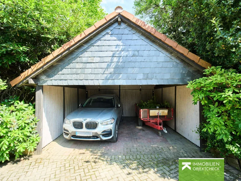 Carport vor dem Haupthaus