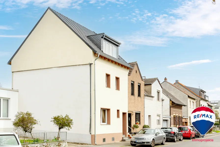 Frontseite - Haus kaufen in Köln / Weiden - Raumwunder in ruhiger Wohnlage von Köln-Weiden