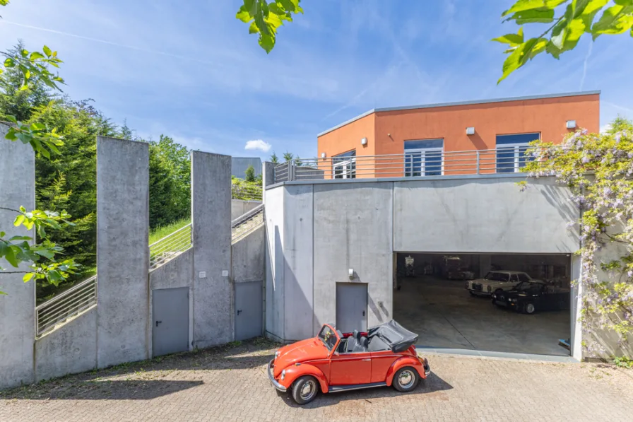 Einfahrt zur Halle