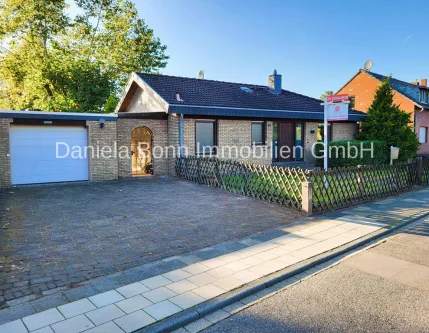 Außenansicht - Haus kaufen in Pulheim / Sinnersdorf - Sanierungsbedürftiger Bungalow auf großem Grundstück mit uneinsehbarem Garten und großer Garage!