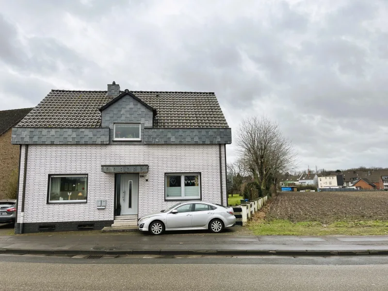 Ansicht - Haus kaufen in Oberhausen - Zweifamilienhaus in grüner Umgebung!