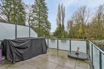 Terrasse Obergeschoss mit Blick in den Garten