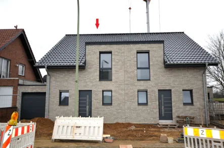 Front - Haus mieten in Erkelenz-Hetzerath - Moderne Doppelhaushälfte (Neubau) mit Garage in Erkelenz-Hetzerath