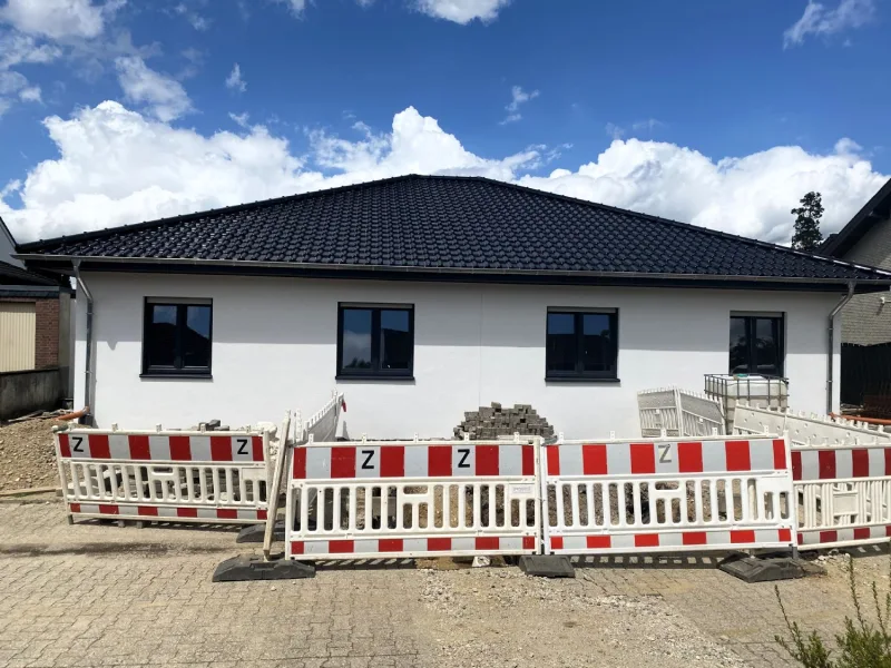 Front - Haus mieten in Hückelhoven-Ratheim - Moderne Bungalow-Doppelhaushälfte mit Garage in Hückelhoven-Ratheim