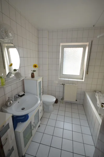 Wohnung EG rechts - Badezimmer