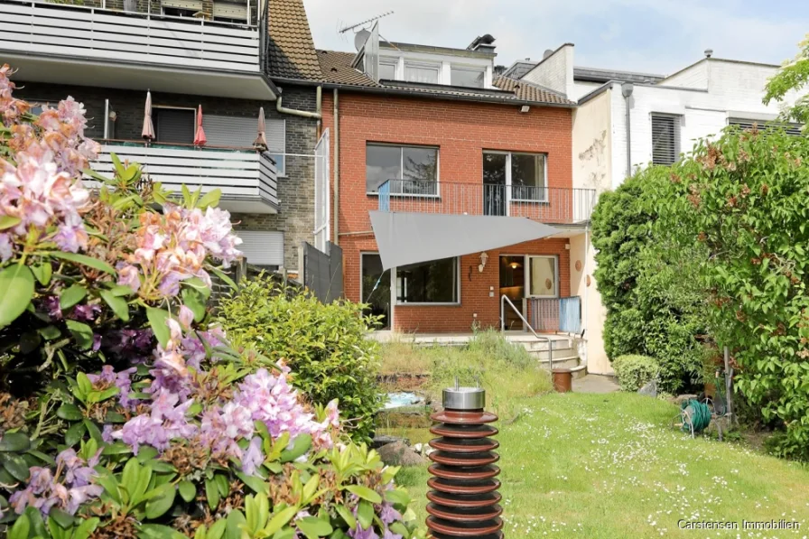 Gartenansicht - Haus kaufen in Mönchengladbach - HAUS MIT EINLIEGERWOHNUNG IM DG ... GROßER GARTEN