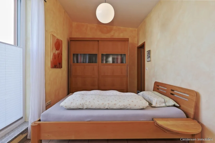 Schlafzimmer mit BalkonDG