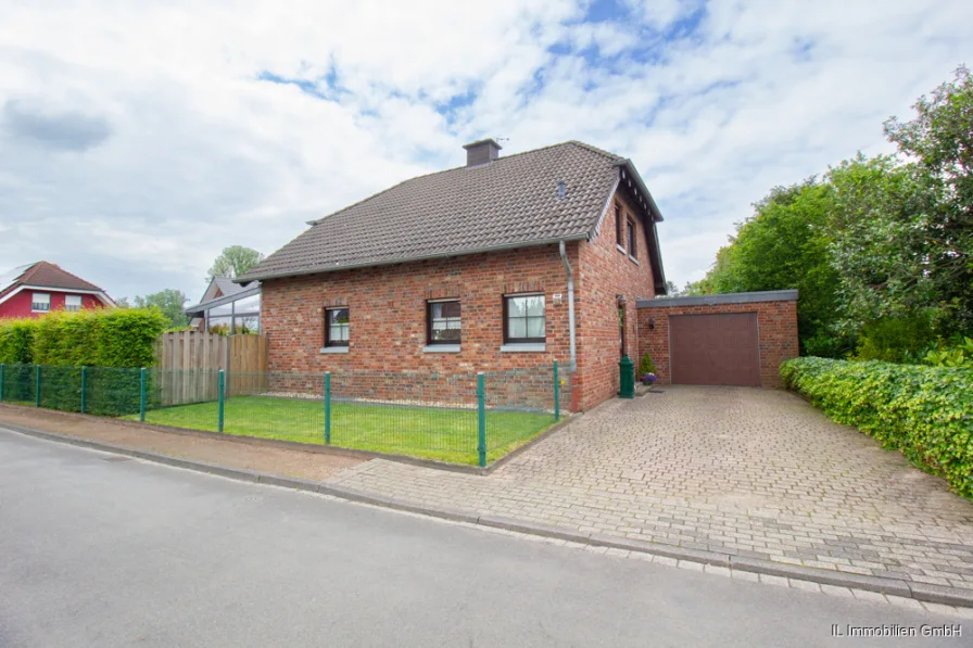 Hausansicht - Haus kaufen in Nettetal - Freistehendes Einfamilienhaus in idyllischer Ortsrandlage in Nettetal Schaag
