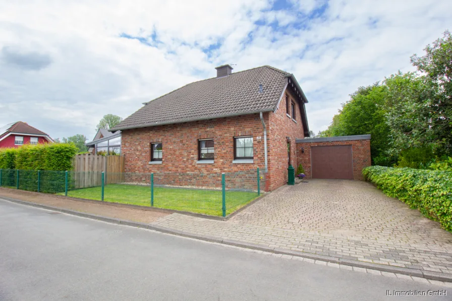 Hausansicht - Haus kaufen in Nettetal - Top gepflegtes freistehendes Einfamilienhaus in bester Lage von Nettetal Schaag