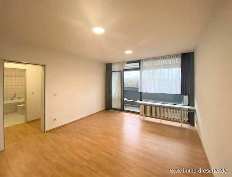 Wohnbereich - Wohnung kaufen in Saarbrücken / Schönbach - Sehr gepflegte 1ZKB Wohnung mit Balkon und Einbauküche - in Saarbrücken / Schönbach