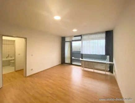 Wohnbereich - Wohnung kaufen in Saarbrücken / Schönbach - Sehr gepflegte 1ZKB Wohnung mit Balkon und Einbauküche - in Saarbrücken / Schönbach