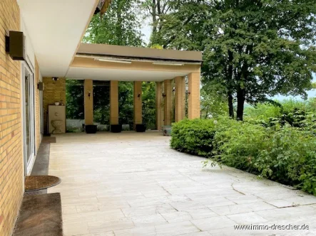 Terrasse - Haus kaufen in Saarbrücken / Bischmisheim - Repräsentative Villa mit Pool auf parkähnlichem Grundstück.