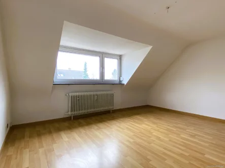 Wohnzimmer - Wohnung mieten in Saarbrücken - Gepflegte Dachgeschosswohnung 2ZKB mit EBK am Rotenbühl in Saarbrücken