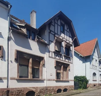 Strassenansicht - Haus kaufen in Saarbrücken - Gründerzeit Doppelhaushälfte am Rotenbühl
