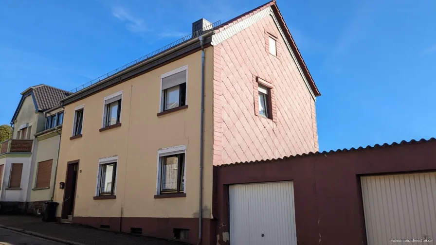 Ansicht - Haus kaufen in Sulzbach/Saar - Zwei Familien Haus mit zusätzlichem Baugrundstück