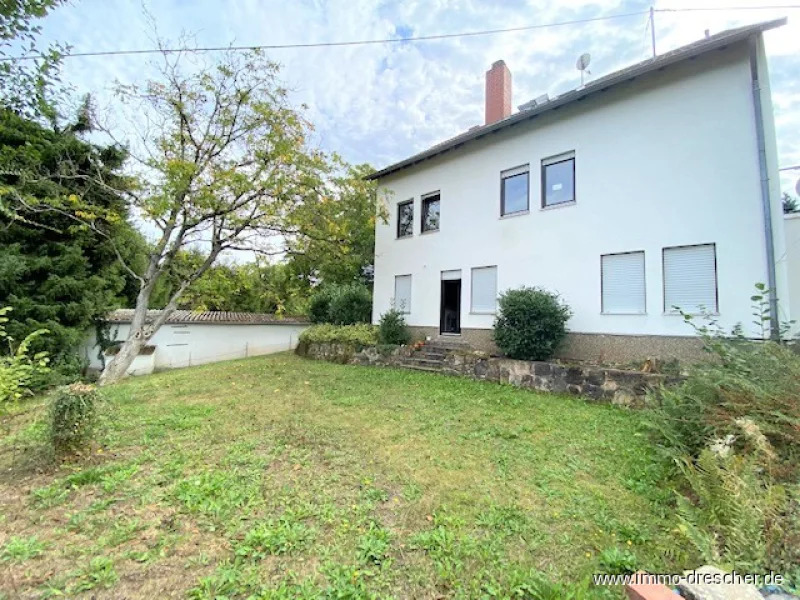 Hinteransicht - Haus kaufen in Saarbrücken / Fechingen - Das Haus für die große Familie mit Einliegerwohnung, Garten, Terrasse und Doppelgarage