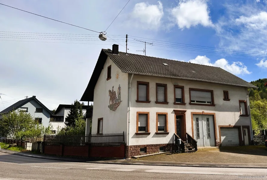 Front 1 - Haus kaufen in Beckingen / Haustadt - Teilsaniertes großes Wohnhaus in Haustadt mit viel Potential.