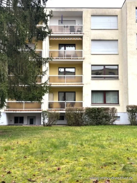 Ansicht Haus - Wohnung kaufen in Saarbrücken / Rodenhof - Gepflegte Eigentumswohnung mit Balkon in einem 8-Familienhaus am Rodenhof