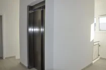 Treppenhaus mit Aufzug
