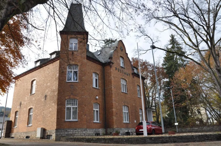 Strassenansicht - Haus kaufen in Hellenthal - Villa Schoeller - Historisches Gebäude mit 7 Einheiten und 30 Parkplätzen!