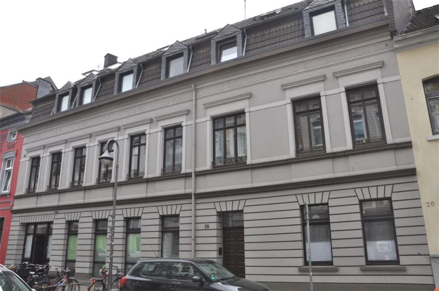 Frontansicht - Wohnung kaufen in Neuss - Provisionsfrei! Neuss-Stadtgartennähe: Charmante, vermietete Dachgeschosswohnung mit TG-Stellplatz