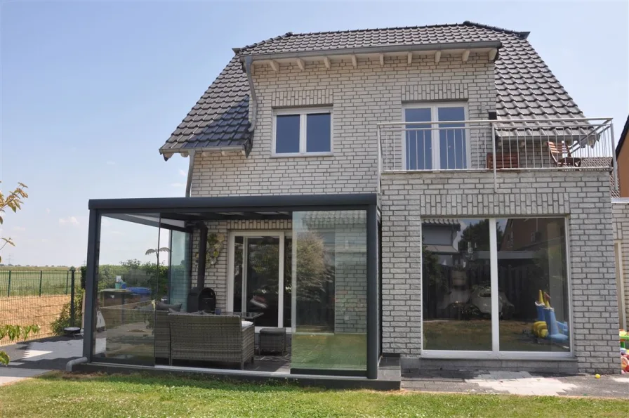 Gartenansicht - Haus kaufen in Düren - Unverbauter Feldblick: Freistehend, familienideal - Einfamilienhaus mit Garage und Sonnengarten!