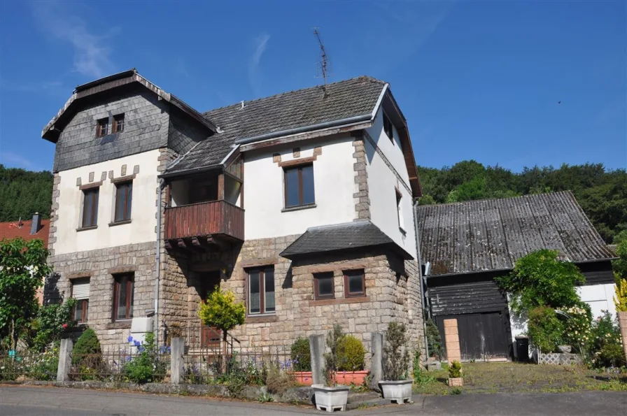 Straßenansicht - Haus kaufen in Kall - Denkmalgeschütztes Eifelbruchsteinhaus,massive Scheune und gepflasterter Innenhof