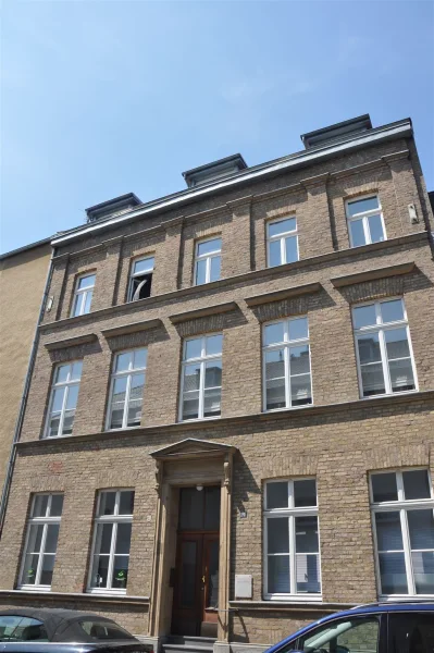 Frontansicht - Haus kaufen in Köln - Deutz-Rheinnähe mit Blick auf die Domspitzen: Schönes Denkmalgebäude mit interessanten Optionen 