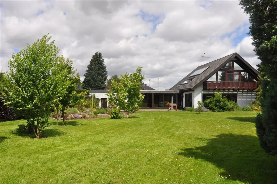 Gartenansicht - Haus kaufen in Nörvenich - Naturliebhaber! Landhaus auf 5207 m² Garten-/Wiesenareal in unverbauter Feldrandlage