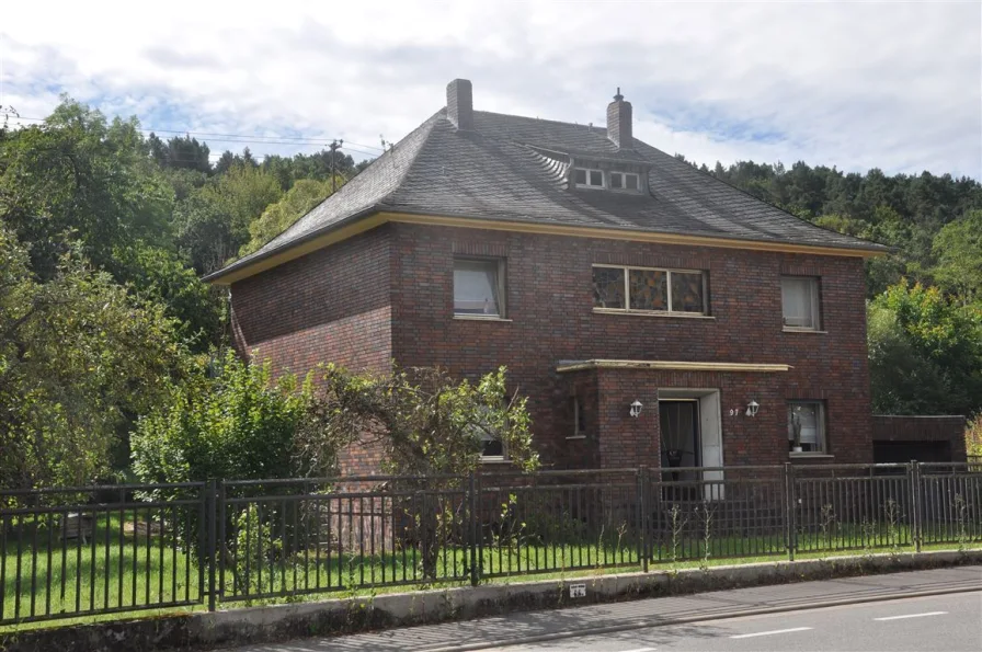 Strassenseite - Haus kaufen in Kall - Stattliche 1950er Jahre Villa, schöner Altbaumbestand auf 1500 m² Grundstücksareal am Kallbach 