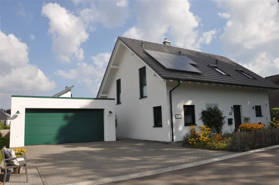 Strassenansicht - Haus kaufen in Nettersheim - Energieeffiziens A+ Freistehendes,neuwertiges,bildhübsches Landhaus mit traumhaftem Gartenparadies