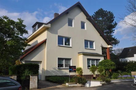 Strassenansicht - Wohnung kaufen in Düsseldorf - Lohausen:Bildhübsche 30er Jahre Villa mit zwei Wohnungen,(105 m²/196 m²), freiwerdend