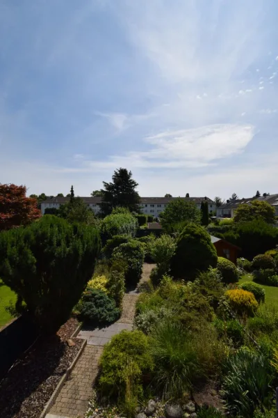 Blick von oben in den Garten