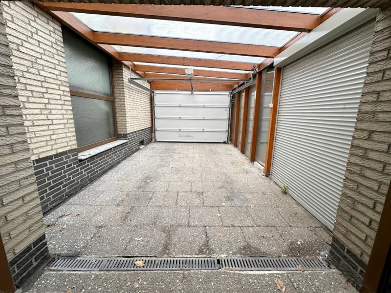 #821 geschlossener Carport