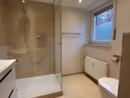 Das moderne Badezimmer  im Untergeschoss