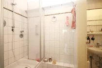 Das Badezimmer mit Dusche ( 1 )