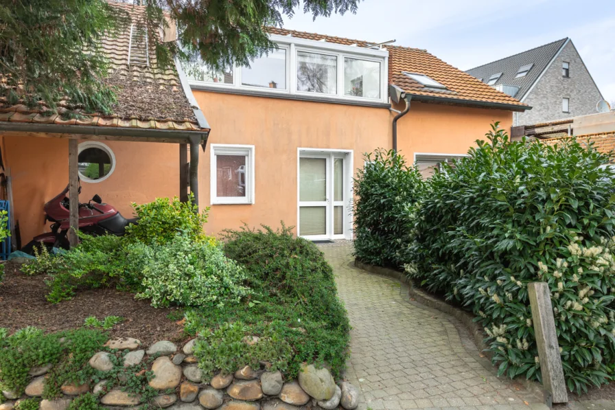 Außenansicht - Haus kaufen in Münster - Gremmendorf - Zweifamilienhaus mit Dachterrasse und Garten