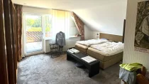 Großes Elternschlafzimmer mit Zugang zum Balkon