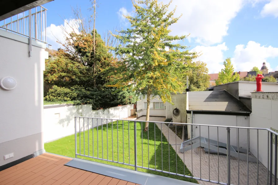 Blick von der Hochterrasse in den eigenen Garten