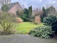 Blick von der großen Terrasse in den Garten